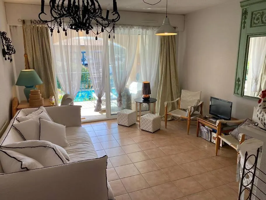 Deux Pieces Avec Terrasse Ensoleille Et Piscine Apartment Grimaud 0*,  France