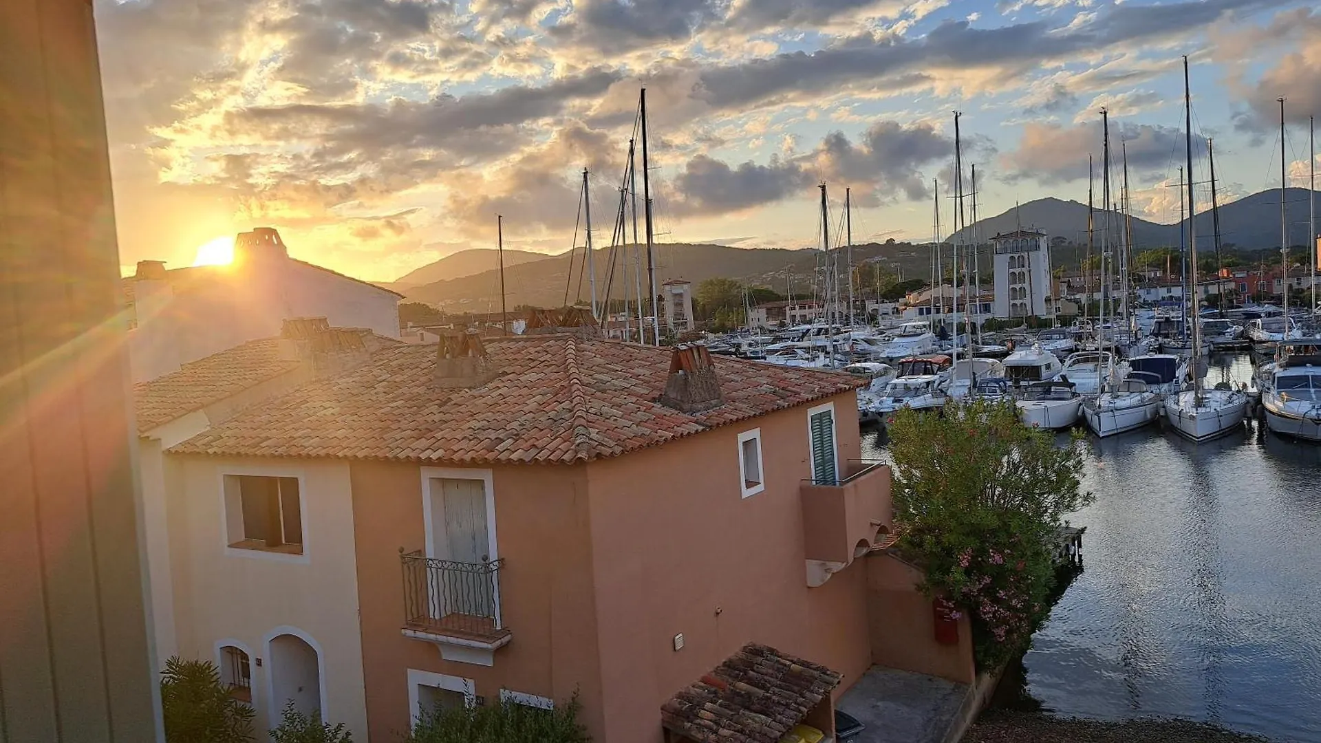 Deux Pieces Avec Terrasse Ensoleille Et Piscine Apartment Grimaud